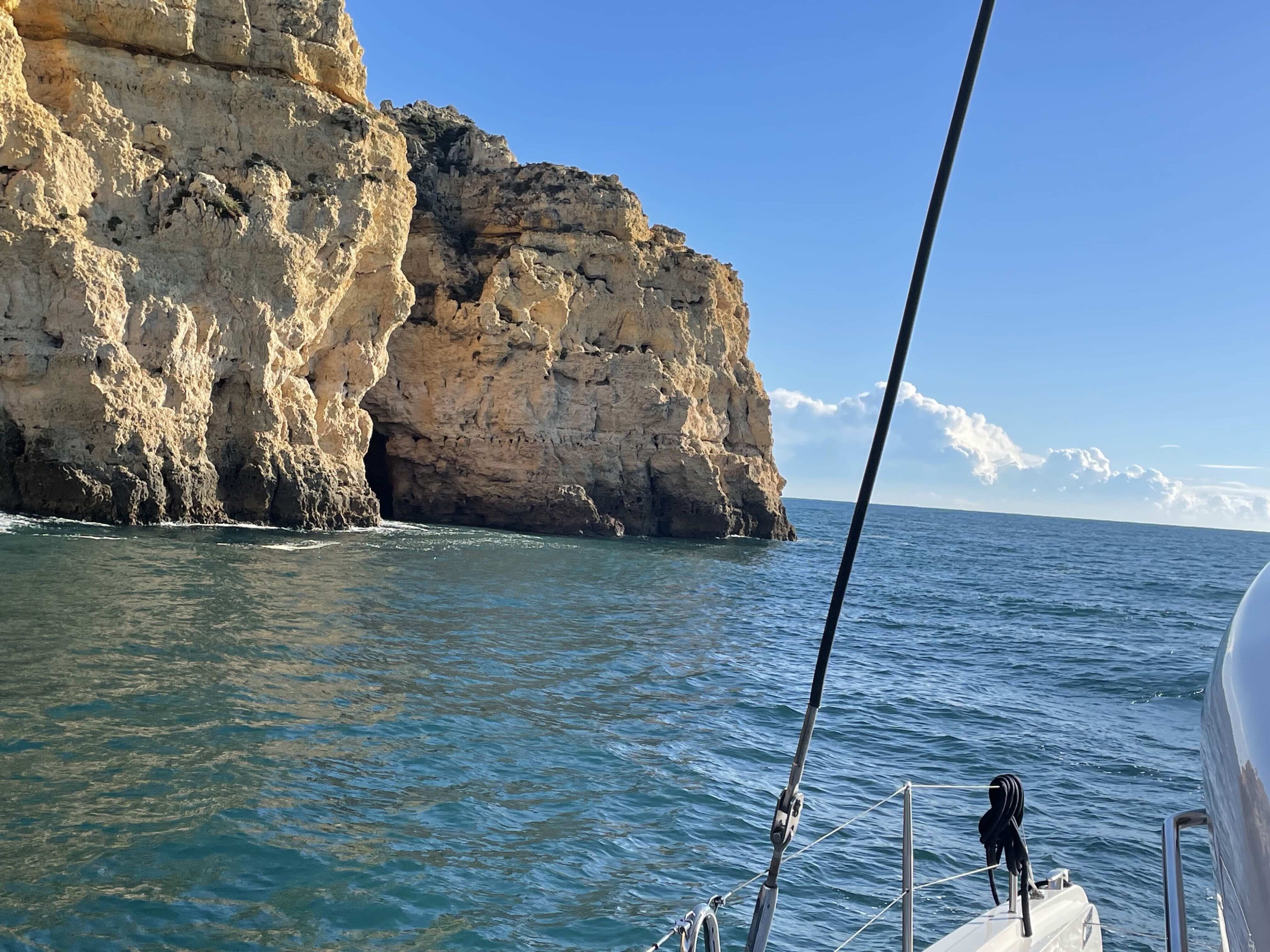 Ansicht vom Meer auf die Klippen vor Lagos