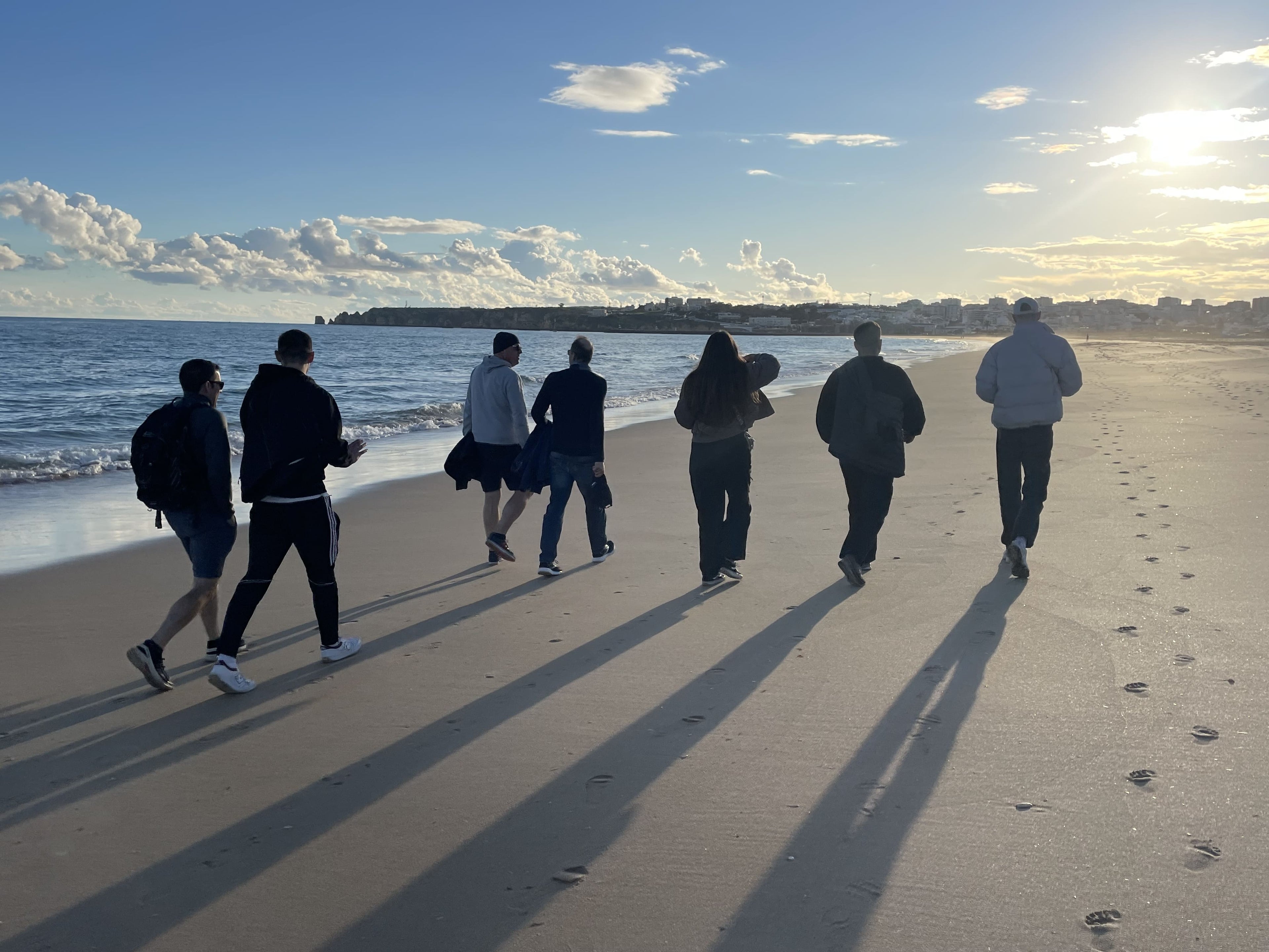 Gruppenbild am Strand vom LARQOS-Team