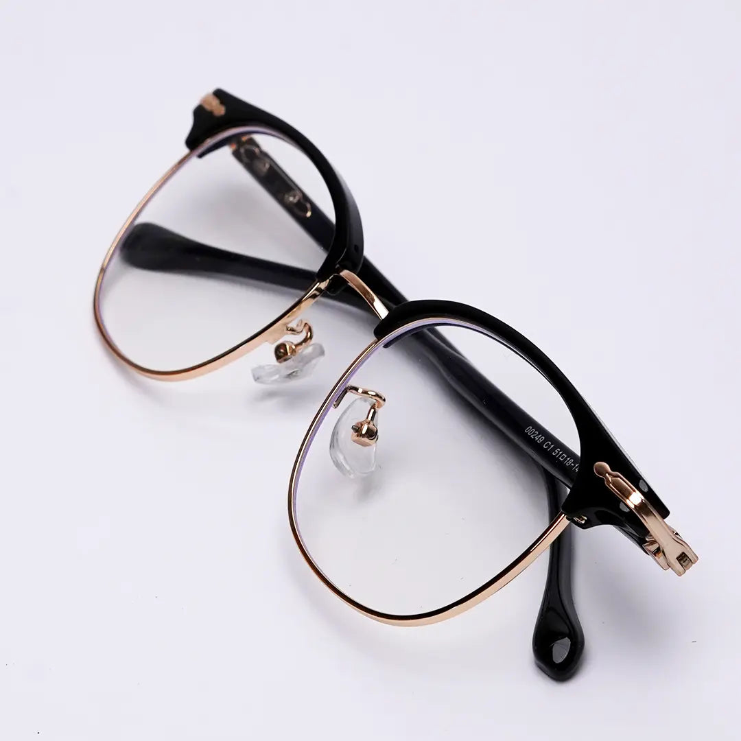 Brille NOVA in schwarz in Nahaufnahme