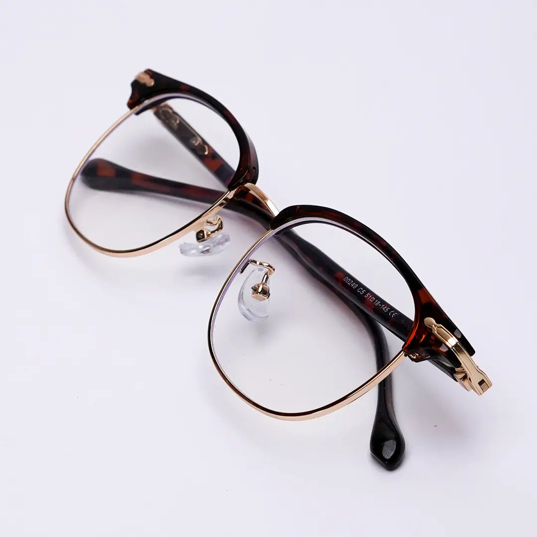 Brille Nova in braun Nahaufnahme